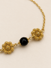Carica l'immagine nel visualizzatore di Gallery, Bracciale coccu e triplo fiore in filigrana
